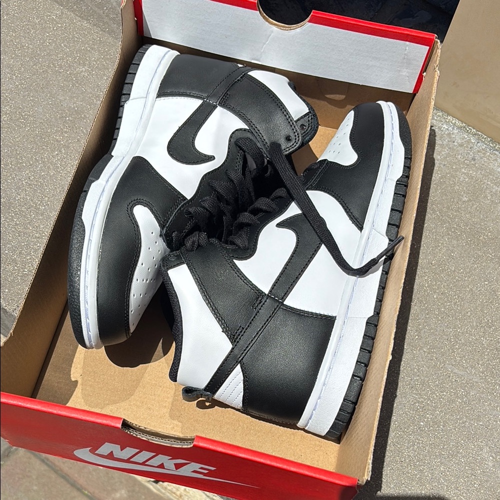 Nike Men's Black and White Sneakers